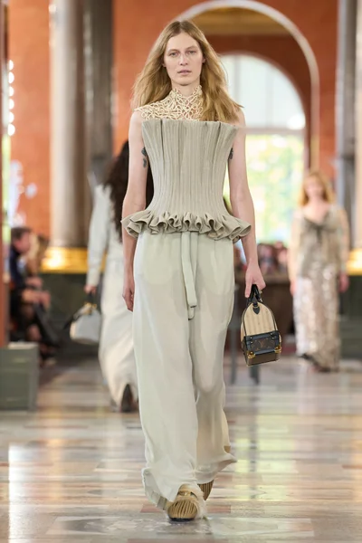 Look 7